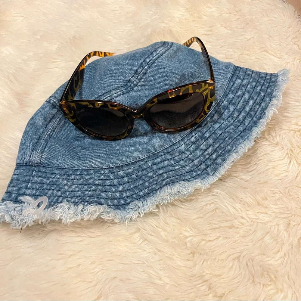 Thomas James Women’s Tortoise Print Frame Sun Glasses & Denim Fringe Bucket Hat